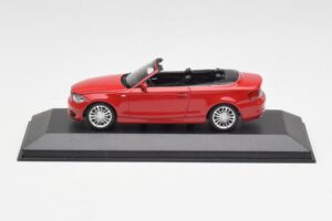 BMW 1-serie E88 Cabriolet Karmosinröd Minichamps 1:43 431026230 Metall