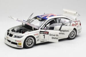 BMW E90 320si #1 A. Priaulx WTCC Champion 2006 Kyosho 1:18 80430429067 Metall — bild 2 av 8