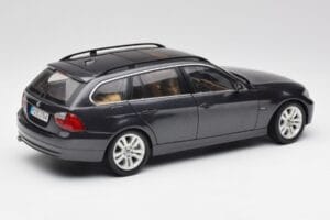 BMW 330i E91 Touring Mörkgrå Kyosho 1:18 80430394360 Metall — bild 3 av 8