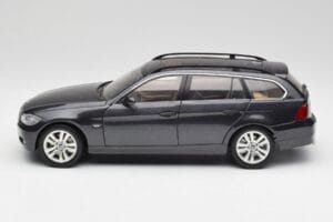 BMW 330i E91 Touring Mörkgrå Kyosho 1:18 80430394360 Metall — bild 4 av 8
