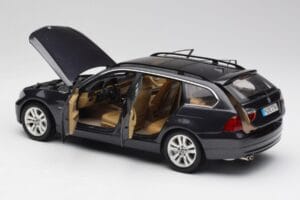 BMW 330i E91 Touring Mörkgrå Kyosho 1:18 80430394360 Metall — bild 5 av 8