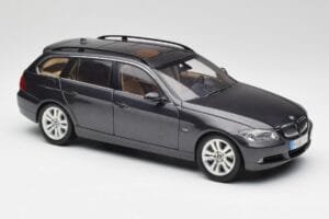 BMW 330i E91 Touring Mörkgrå Kyosho 1:18 80430394360 Metall — bild 6 av 8