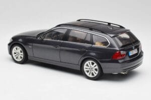 BMW 330i E91 Touring Mörkgrå Kyosho 1:18 80430394360 Metall — bild 7 av 8
