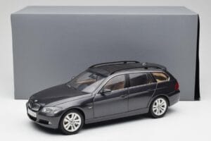 BMW 330i E91 Touring Mörkgrå Kyosho 1:18 80430394360 Metall — bild 8 av 8