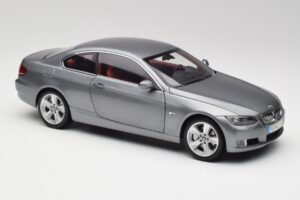 BMW 330i E92 Coupe Grå Metallic Kyosho 1:18 80430407220 Metall — bild 6 av 8