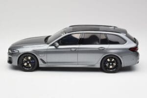 BMW G61 530e M Sport Touring Mineral Grå GT Spirit 1:18 GT485 Resin — bild 3 av 6