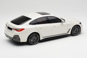 BMW i4 M50 G26 Alpine White Minichamps 1:18 110023011 Metall — bild 3 av 8