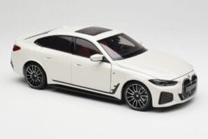 BMW i4 M50 G26 Alpine White Minichamps 1:18 110023011 Metall — bild 6 av 8