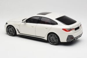 BMW i4 M50 G26 Alpine White Minichamps 1:18 110023011 Metall — bild 7 av 8
