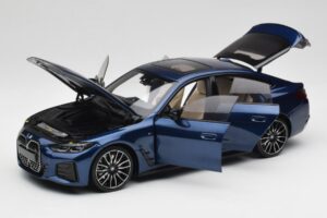 BMW i4 M50 G26 Portimao Blue Minichamps 1:18 110023012 Metall — bild 2 av 8