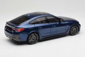 BMW i4 M50 G26 Portimao Blue Minichamps 1:18 110023012 Metall — bild 3 av 8