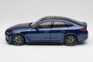 BMW i4 M50 G26 Portimao Blue Minichamps 1:18 110023012 Metall — bild 4 av 8