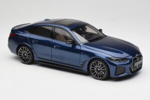 BMW i4 M50 G26 Portimao Blue Minichamps 1:18 110023012 Metall — bild 6 av 8