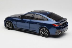 BMW i4 M50 G26 Portimao Blue Minichamps 1:18 110023012 Metall — bild 7 av 8