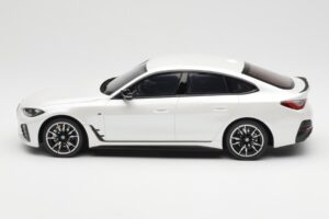BMW i4 M50 G26 Mineral Vit Metallic Otto 1:18 OT1074 Resin — bild 3 av 6