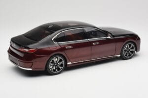 BMW i7 G70 Black & Red Metallic Minichamps 1:18 110023201 Metall — bild 3 av 8