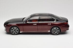 BMW i7 G70 Black & Red Metallic Minichamps 1:18 110023201 Metall — bild 4 av 8