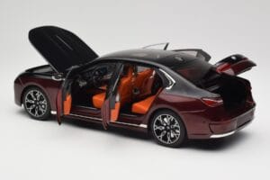 BMW i7 G70 Black & Red Metallic Minichamps 1:18 110023201 Metall — bild 5 av 8