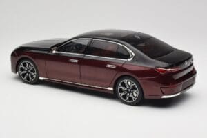 BMW i7 G70 Black & Red Metallic Minichamps 1:18 110023201 Metall — bild 7 av 8