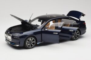 BMW i7 G70 Blue Metallic Minichamps 1:18 110023202 Metall — bild 2 av 8