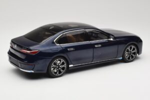 BMW i7 G70 Blue Metallic Minichamps 1:18 110023202 Metall — bild 3 av 8