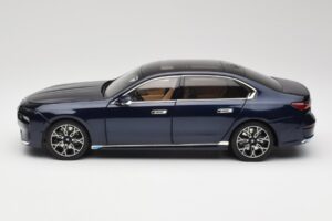 BMW i7 G70 Blue Metallic Minichamps 1:18 110023202 Metall — bild 4 av 8