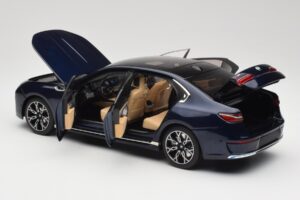 BMW i7 G70 Blue Metallic Minichamps 1:18 110023202 Metall — bild 5 av 8