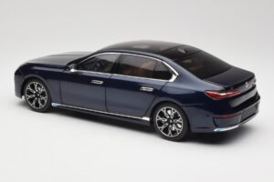 BMW i7 G70 Blue Metallic Minichamps 1:18 110023202 Metall — bild 7 av 8