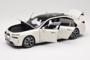 BMW i7 G70 White Metallic Minichamps 1:18 110023200 Metall — bild 2 av 8