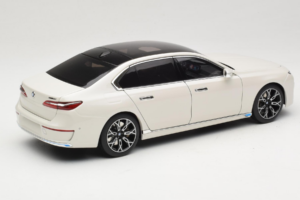 BMW i7 G70 White Metallic Minichamps 1:18 110023200 Metall — bild 3 av 8