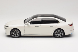 BMW i7 G70 White Metallic Minichamps 1:18 110023200 Metall — bild 4 av 8