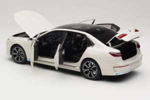 BMW i7 G70 White Metallic Minichamps 1:18 110023200 Metall — bild 5 av 8