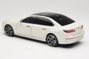BMW i7 G70 White Metallic Minichamps 1:18 110023200 Metall — bild 7 av 8