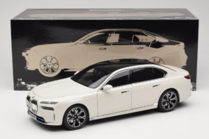 BMW i7 G70 White Metallic Minichamps 1:18 110023200 Metall — bild 8 av 8