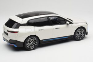 BMW iX Alpine White Minichamps 1:18 110023102 Metall — bild 3 av 8