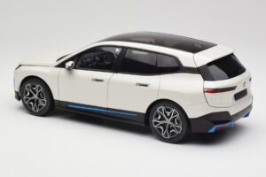 BMW iX Alpine White Minichamps 1:18 110023102 Metall — bild 7 av 8