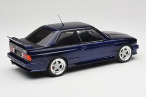 BMW M3 E30 Macau Blue IXO 1:18 18CMC122 Metall — bild 2 av 6
