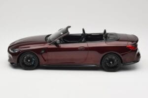 BMW M4 G83 Cabriolet Röd Metallic Minichamps 1:18 155021032 Metall — bild 3 av 6