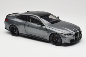 BMW M4 G82 Grå Metallic Minichamps 1:18 113020124 Metall — bild 6 av 8