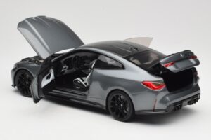 BMW M4 G82 Grå Metallic Minichamps 1:18 113020124 Metall — bild 7 av 8