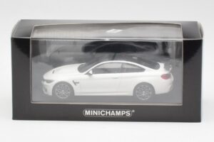 BMW M4 GTS F82 Vit Med Grå Fälgar Minichamps 1:43 410025221 Metall — bild 4 av 4