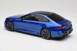 BMW M5 G90 Marina Bay Blue Metallic GT Spirit 1:18 GT507 Resin — bild 5 av 6