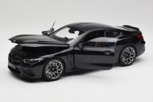 BMW M8 F92 Saffirsvart Minichamps 1:18 110029021 Metall — bild 2 av 8