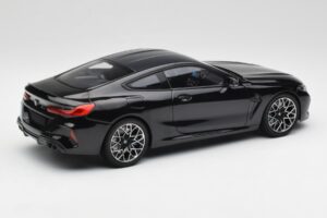 BMW M8 F92 Saffirsvart Minichamps 1:18 110029021 Metall — bild 3 av 8