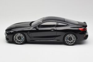 BMW M8 F92 Saffirsvart Minichamps 1:18 110029021 Metall — bild 4 av 8