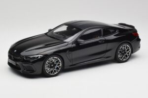 BMW M8 F92 Saffirsvart Minichamps 1:18 110029021 Metall