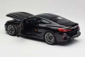 BMW M8 F92 Saffirsvart Minichamps 1:18 110029021 Metall — bild 5 av 8
