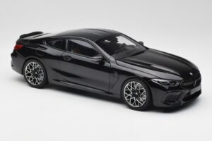 BMW M8 F92 Saffirsvart Minichamps 1:18 110029021 Metall — bild 6 av 8