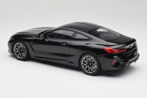 BMW M8 F92 Saffirsvart Minichamps 1:18 110029021 Metall — bild 7 av 8