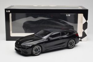 BMW M8 F92 Saffirsvart Minichamps 1:18 110029021 Metall — bild 8 av 8